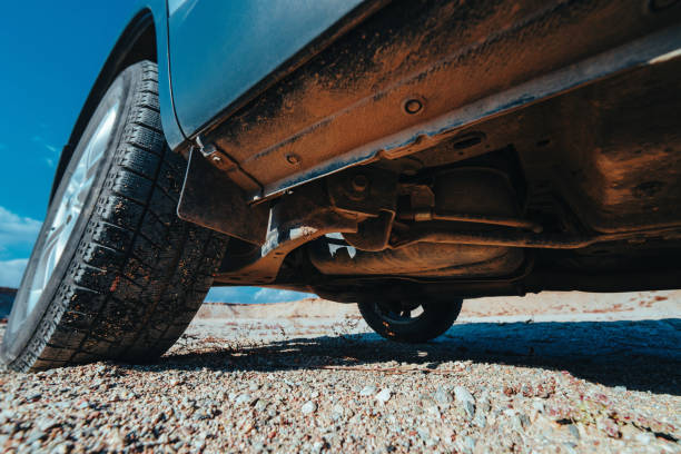 အင်ဂျင်နီယာများသည် မော်တော်ကားဆိုင်းထိန်းစနစ်များတွင် ရော်ဘာအပေါက်များ၏ ပင်ပန်းနွမ်းနယ်မှုလက္ခဏာများကို မည်သို့ခွဲခြမ်းစိတ်ဖြာကြသနည်း။